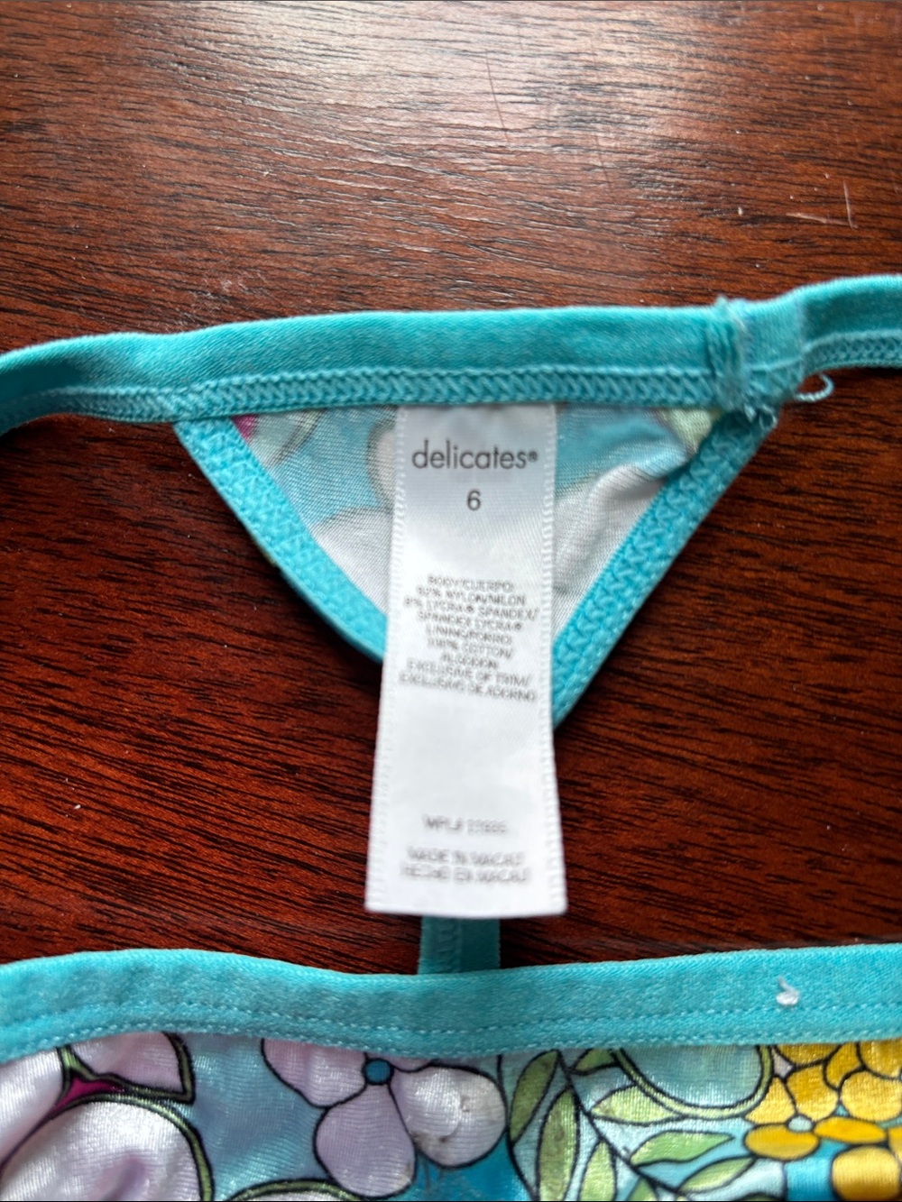 Four M/6 thong panties - Victoria Secret, Delicates and B.Tempted. - Picture 7 of 8